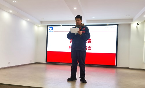 实习生代表邱明亮发言